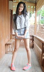 Ochi Rosdiana Manis Banget Bergaya dengan Hot Pants