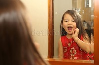 Kiyomi langsung berpose saat di depan cermin.