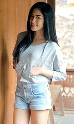 Ochi Rosdiana Manis Banget Bergaya dengan Hot Pants