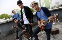 Musik yang dibawakan oleh Muvon lebih banyak unsur pop.