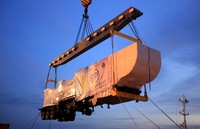 Satu persatu generator diturunkan dari kapal MV Fortune. Ist