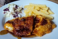 Cordon Bleu-nya disajikan dengan kentang goreng dan salad. Daging ayamnya dibalut dengan smoked beef dan lelehan keju yang gurih.