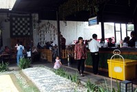 Memiliki konsep semi terbuka, kafe ini dihias dengan berbagai hiasan di dinding. Salah satunya adalah aneka rak kayu, tanaman dan juga hiasan peralatan beternak. Disalah satu sudut dindingnya dipenuhi dengan lukisan kartun kandang dan peternak sapi.