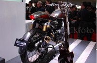 Untuk menambah kesan retro, fuel tank cap, knalpot dan ujung knalpot dibuat dengan sentuhan emas.