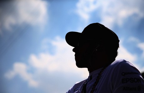 Jelang GP Brasil, Hamilton Alami Kecelakaan Mobil