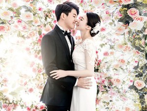 Dongho eks U-Kiss dan Pacar Bahagia Banget di Foto Pre-Wedding Ini!