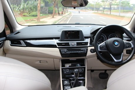 BMW 218i Active Tourer Tenaga Oke, Kenyamanannya Maksimal