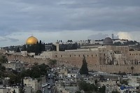 Yerusalem menyimpan pesona wisata religi Masjid Al Aqsa yang tampak anggun dilihat dari Bukit Sion. Tampak Dome of Rock yang berkubah emas dan Masjid Al Aqsa yang berkubah ungu (Erwin/detikTravel)