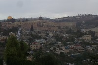 Dari Bukit Sion, pengunjung bisa melihat Masjidil Aqsa yang berdampingan dengan Dome of the Rock di Bukit Moriah. Sejumlah menara masjid dan gereja juga tampak berdampingan di antara ribuan permukiman (Erwin/detikTravel)