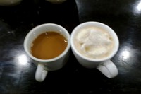 Kopi jantan diseduh dengan air panas, gula dan tepung kelapa sungguh sedapnya. Sementara di cangkir sebelahnya es kopi yang dingin segar, wajib dicoba oleh traveler (Wahyu/detikTravel)