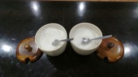 Selain gula, disediakan pula pelengkap lainnya yaitu bubuk putih yang ternyata bukan krimer, melainkan tepung kelapa. Minum kopi dicampur bubuk ini jadi makin sedap. (Wahyu/detikTravel)