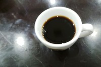 Traveler bisa membawa pulang juga kopi jantan dan kopi betina dalam bentuk bubuk siap seduh. Harganya relatif mahal, mencapai jutaan rupiah per kilonya tetapi sepadan dengan rasa yang ditawarkan (Wahyu/detikTravel)