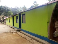 Salah satu bangunan peninggalan Belanda yang kini ditempati penduduk. RUmah tersebut hanya dibenahi sedikit agar lebih layak huni seperti dicat ulang. Lengkungan seng khas Belanda di salah satu dinding rumah tidak dihilangkan (Kurnia/detikTravel)