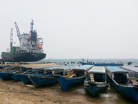 Lokasi Pulau Doom memang terpisah dari pusat Kota Sorong, tapi tidak terlalu jauh. Wisatawan tinggal berangkat ke pelabuhan di Sorong dan naik perahu sampai ke dermaga di Pulau Doom (Kurnia/detikTravel)