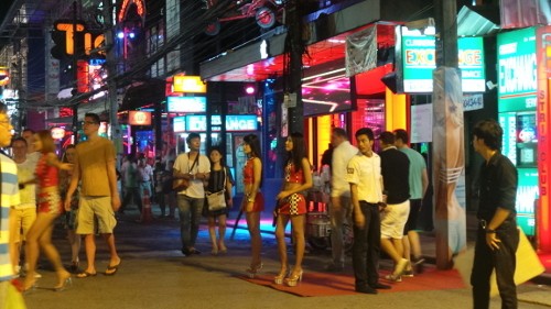 Ladyboy yang Bertebaran di Patong Beach Walk