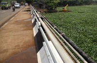Sebuah alat berat terparkir di Situ Pengarengan. Namun tidak terlihat aktivitas pengerukan tumbuhan air tersebut.
