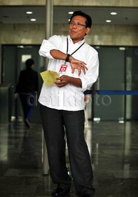 Fadjroel keluar gedung KPK usai melaporkan harta kekayaannya.
