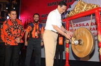     Luhut Panjaitan disaksikan Japto Soelistyo Soerjosoemarno dan Yorrys Raweyai memukul gong sebagai tanda dimulainya Rakernas I Pemuda Pancasila. Pool/Lamhot Aritonang/detikFoto.