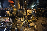     Tentara Libanon mengamankan lokasi ledakan. Ini merupakan serangan yang paling mematikan bagi kelompok Hizbullah setelah mereka menyatakan dukungannya kepada Presiden Suriah, Bashar al-Assad. Khalil Hassan/Reuters/detikFoto.
