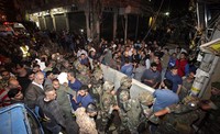Tentara Libanon membuat pagar betis agar masyarakat tidak terlalu dekat dengan lokasi ledakan. Khalil Hassan/Reuters/detikFoto.