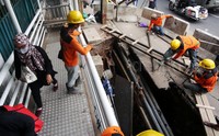 Para pekerja melakukan perbaikan.