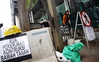 Meski akses JPO ditutup, masih ada pejalan kaki yang nekat menyeberang dengan memanjat pagar.