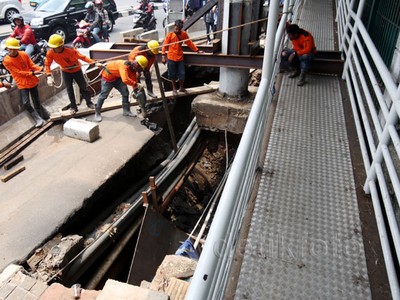Tanah Ambles di Dekat JPO Polda Diperbaiki