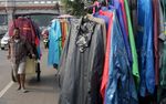 Musim Hujan Datang, Penjual Jas Hujan Senang