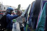 Musim Hujan Datang, Penjual Jas Hujan Senang