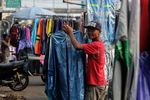 Musim Hujan Datang, Penjual Jas Hujan Senang