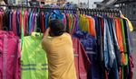 Musim Hujan Datang, Penjual Jas Hujan Senang