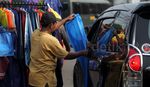 Musim Hujan Datang, Penjual Jas Hujan Senang