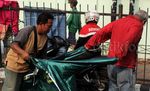 Musim Hujan Datang, Penjual Jas Hujan Senang