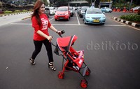 Seorang peserta menyeberangi jalan.