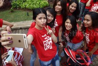 Mereka berselfie ria.