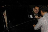 Seperti diketahui, praktik suap dalam pembahasan anggaran rencana pembangunan pembangkit listrik mikrohidro di Deiyai, Papua ini terungkap setelah KPK menangkap Dewie Yasin Limpo dkk. Dewie saat itu diketahui telah menerima suap sebesar Rp 1,7 miliar dari PT Abdi Bumi Cendrawasih untuk mendorong agar proyek pembangkit listrik mikrohidro di Deiyai, Papua masuk dalam program Kementerian ESDM dengan nilai anggaran lebih dari Rp 200 miliar.