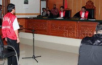Menghukum terdakwa Ahmad Salim Wijaya dengan pidana mati, putus ketua majelis hakim Daslan Sinaga, di PN Jakbar, Jl S Parman, Jumat (13/11/2015). Lamhot Aritonang/detikFoto.