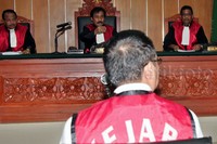 Menyatakan terdakwa Wong Chi Ping bersalah secara sah dan meyakinkan melakukan pemufakatan jahat dalam bentuk narkoba Golongan I. Menjatuhkan dengan pidana hukuman mati, ujar ketua majelis hakim, M Arifin, di Pengadilan Negeri Jakarta Barat (PN Jakbar), Jl Gadjah Mada, Jumat (13/11/2015). Lamhot Aritonang/detikFoto.