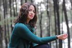 Pose Jennifer Tungka di Antara Pohon Pinus