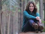 Pose Jennifer Tungka di Antara Pohon Pinus