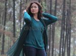 Pose Jennifer Tungka di Antara Pohon Pinus