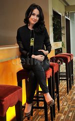 Gaya Ochi Rosdiana dengan Hot Pants, Anak Jennifer Bachdim Ngegemesin!