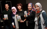 Morgan bersama Asma Nadia dan para pemeran film 'Jilbab Traveler.' Pool/Gus Mun/detikFoto.