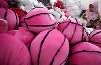 Dalam sehari pabrik UKM tersebut bisa memproduksi 200 hingga 300 boneka.