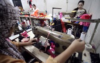 Pekerja merampungkan pembuatan boneka.