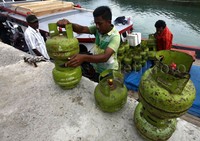 Pengangkutan elpiji untuk pemenuhan kebutuhan warga di Pulo Aceh yang merupakan salah satu pulau terluar di bagian ujung barat Pulau Sumatera tersebut masih menggunakan kapal nelayan.