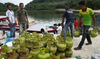 Sulitnya jalur transportasi membuat harga LPG tersebut melambung.