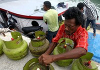 Pekerja membongkar muat gas elpiji 3 kg bersubsidi dari kapal kayu di Pelabuhan Lamteng.