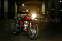 Terlebih, kaki juga bisa dengan leluasa dan mantap menapak di lintasa karena jok yang tak terlalu tinggi dari permukaan lintasan. Stabiltas dan kenyamanan posisi duduk dan pengendaraan motor  juga ditunjang oleh ergonomic segitiga dari motor tersebut.