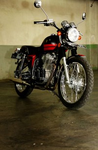 Godaan datang dari pabrikan yang memproduksi motor kustom, SOIB, yang menyuguhkan motor racer bergaya klasik, SOIB Racer.